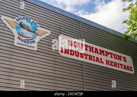 Solent Sky Museum Schild an der Fassade des unabhängigen Museums - Southampton's Industrial Heritage, Southampton, Hampshire, England, Großbritannien Stockfoto