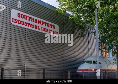 Solent Sky Museum Schild an der Fassade des Museums und ein BAC 1-11 Flugzeug - Southampton's Industrial Heritage, Southampton, Hampshire, England, Großbritannien Stockfoto