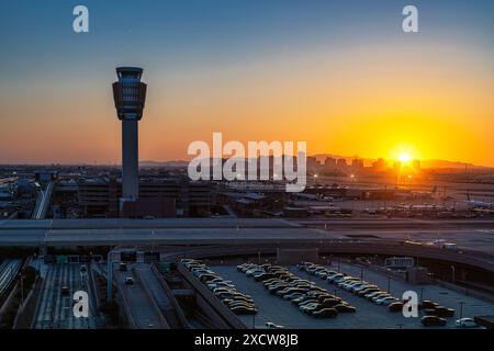 Bild des Sonnenuntergangs am Sky Harbor International Airport in Phoenix, Arizona. Stockfoto