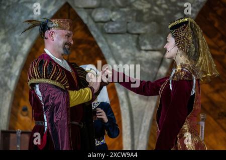 Straubing, Deutschland. Juni 2024. Elena Hammerschmid als Agnes Bernauer und Sebastian Josef Danner als Herzog Albrecht III. Während einer Probe auf der Bühne im Hof des herzoglichen Schlosses. Die beiden sind das herzogliche Ehepaar beim Agnes Bernauer Festival 2024. Quelle: Armin Weigel/dpa/Alamy Live News Stockfoto