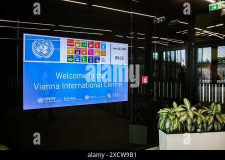 Wien, Österreich, Österreich. Juni 2024. Das Begrüßungsschild im Eingang des Wiener Internationalen Zentrums oder des VIC in Wien (Credit Image: © Bianca Otero/ZUMA Press Wire) NUR REDAKTIONELLE VERWENDUNG! Nicht für kommerzielle ZWECKE! Stockfoto