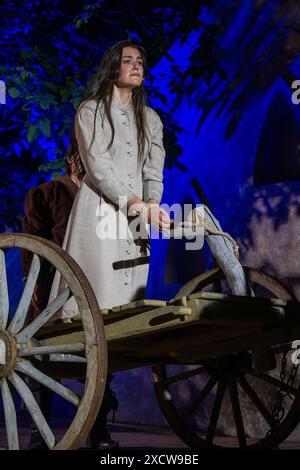 Straubing, Deutschland. Juni 2024. Elena Hammerschmid als Agnes Bernauer tritt während einer Probe auf der Bühne im Hof des herzoglichen Schlosses auf. Quelle: Armin Weigel/dpa/Alamy Live News Stockfoto