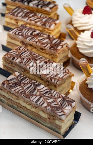 Portion französischer Mille-Feuille-Kuchen, Vanille- oder Vanillescheibe, Napoleon-Blätterteig, mit Teigcreme in einer französischen Bäckerei Stockfoto