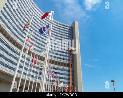 Wien, Österreich, Österreich. Juni 2024. Die Vereinten Nationen von Wien an einem Sommertag auf dem Gelände mit der Flaggenreihe und dem Nordflügel im Hintergrund (Credit Image: © Bianca Otero/ZUMA Press Wire) NUR REDAKTIONELLE VERWENDUNG! Nicht für kommerzielle ZWECKE! Stockfoto