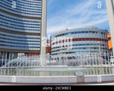 Wien, Österreich, Österreich. Juni 2024. Der Brunnen wurde für den Sommer bei den Vereinten Nationen in Wien wieder aufgezogen. Das VIC ist im Hintergrund zu sehen. (Kreditbild: © Bianca Otero/ZUMA Press Wire) NUR REDAKTIONELLE VERWENDUNG! Nicht für kommerzielle ZWECKE! Stockfoto