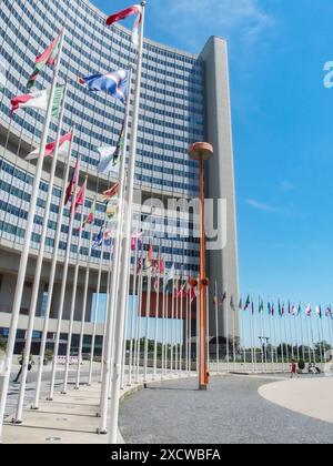 Wien, Österreich, Österreich. Juni 2024. Die Vereinten Nationen von Wien an einem Sommertag auf dem Gelände mit der Flaggenreihe und dem Nordflügel im Hintergrund (Credit Image: © Bianca Otero/ZUMA Press Wire) NUR REDAKTIONELLE VERWENDUNG! Nicht für kommerzielle ZWECKE! Stockfoto