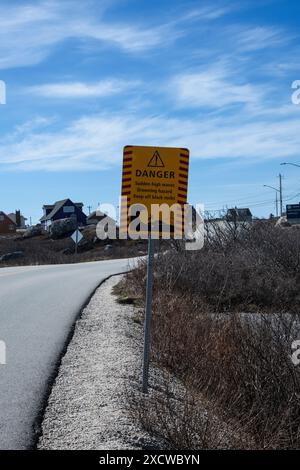 Gefahr plötzliche Hochwellen-Zeichen in Peggy's Cove, Nova Scotia, Kanada Stockfoto