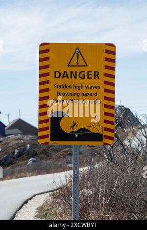 Gefahr plötzliche Hochwellen-Zeichen in Peggy's Cove, Nova Scotia, Kanada Stockfoto