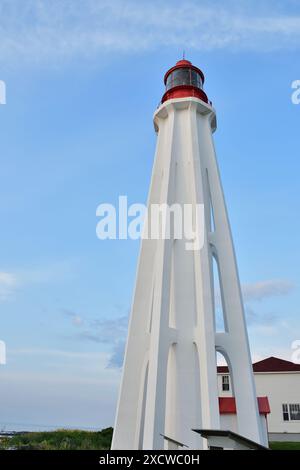 Pointe au pere, Pater Point Leuchtturm. Nationale historische Stätte. Canada Park. Weißer und roter Leuchtturm mit einzigartiger Struktur. Rimouski, Quebec, Kanada Stockfoto