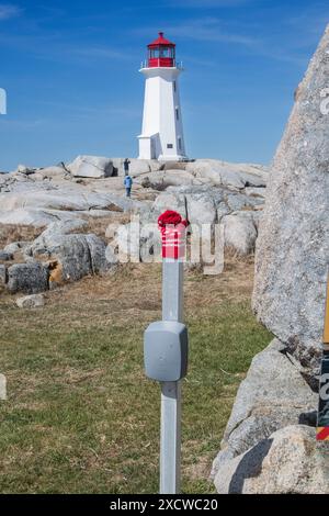 Peggy's Point Lighthouse mit passenden rot-weißen Fäustlingen in Peggy's Cove, Nova Scotia, Kanada Stockfoto