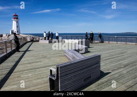 Peggy's Point Lighthouse und hölzerne Aussichtsplattform in Peggy's Cove, Nova Scotia, Kanada Stockfoto