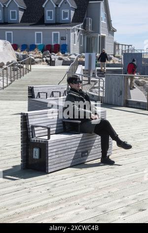 Auf einer Bank auf der Aussichtsplattform in Peggy's Cove, Nova Scotia, Kanada Stockfoto