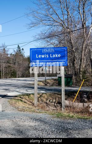 Willkommen im Lewis Lake Schild auf NS 3 in Nova Scotia Stockfoto