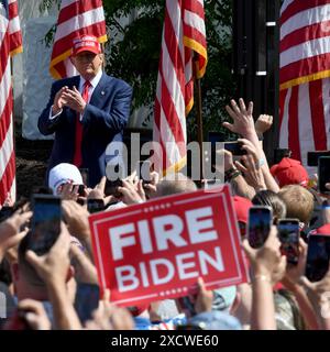 Racine, Wisconsin, USA. Juni 2024. Der mutmaßliche republikanische Präsidentschaftskandidat DONALD J. TRUMP hält am Dienstag, den 18. Juni 2024, eine Kundgebung im Festival Hall Park in Racine, Wisconsin ab. (Kreditbild: © Mark Hertzberg/ZUMA Press Wire) NUR REDAKTIONELLE VERWENDUNG! Nicht für kommerzielle ZWECKE! Stockfoto