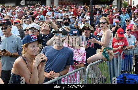 Racine, Wisconsin, USA. Juni 2024. Der mutmaßliche republikanische Präsidentschaftskandidat DONALD J. TRUMP hält am Dienstag, den 18. Juni 2024, eine Kundgebung im Festival Hall Park in Racine, Wisconsin ab. (Kreditbild: © Mark Hertzberg/ZUMA Press Wire) NUR REDAKTIONELLE VERWENDUNG! Nicht für kommerzielle ZWECKE! Stockfoto