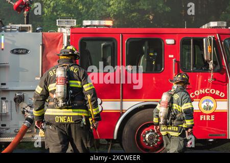 Feuerwehrleute aus mehreren Städten bekämpfen ein Feuer in einem mehrstöckigen Haus an der 17 Bartkus Farm Road, in der Nähe der Lowell Road in Concord, Massachusetts. Stockfoto