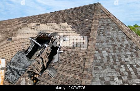 Dach im Zustand des Verfalles von Alter und Vernachlässigung Stockfoto