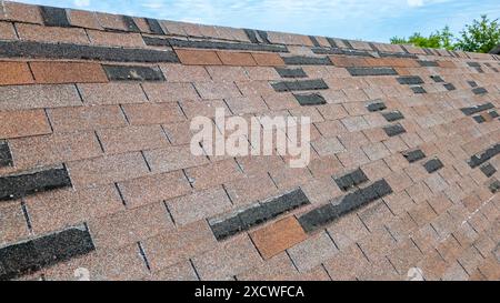 Dach muss repariert werden, fehlende Schindeln aufgrund von Sturmschäden Stockfoto