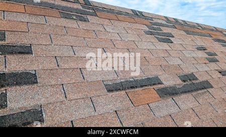 Dach muss repariert werden, fehlende Schindeln aufgrund von Sturmschäden Stockfoto
