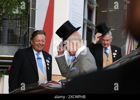 Das Royal Ascot England UK 18. Juni 2024 King Charles und Queen Camila nehmen eine große Abfahrt von Royal Ascot 2024 Stockfoto