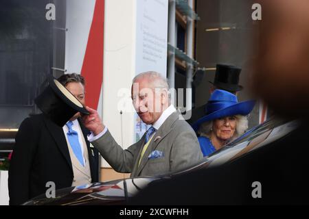 Das Royal Ascot England UK 18. Juni 2024 King Charles und Queen Camila nehmen eine große Abfahrt von Royal Ascot 2024 Stockfoto