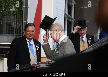 Das Royal Ascot England UK 18. Juni 2024 King Charles und Queen Camila nehmen eine große Abfahrt von Royal Ascot 2024 Stockfoto