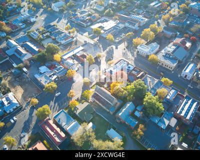 Stadtansicht aus der Vogelperspektive mit Stadtgebäuden, Lifestyle, Straßen, Bäumen und Autos, Castlemaine, Australien. Stockfoto