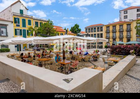 Die Gäste sitzen an Tischen, im Café und Restaurant auf der Prasca de Colombo, Colombo Plaza, der Altstadt von Funchal, der Insel Madeira, Portugal Stockfoto