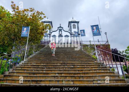Touristen, Frau auf der Treppe von Igreja Paroquial de Nossa Senhora do Monte, unsere Lieben Frau vom Berg, Funchal, Madeira Insel, Portugal Stockfoto