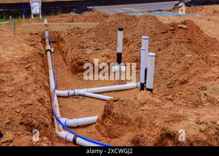Verlegung unterirdischer Wasserrohre Sanitärrohre vor dem Betoniergießen zur Errichtung eines neuen Wohnhauses Stockfoto