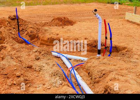 Vor dem Gießen von Beton in das Fundament eines neuen Hauses durch Verlegen von unterirdischen Wasserleitungen Sanitärrohren Stockfoto