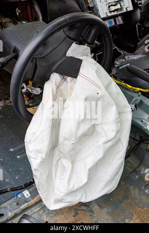 Der ausgelöste Airbag im Lenkrad eines unglücklichen Autos. Stockfoto