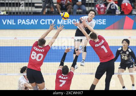 Pasay City, Philippinen. Juni 2024. Ran Takahashi [12, White] aus Japan übertrifft drei kanadische Spieler während ihres VNL-Spiels. (Foto: Dennis Jerome Acosta/Pacific Press) Credit: Pacific Press Media Production Corp./Alamy Live News Stockfoto