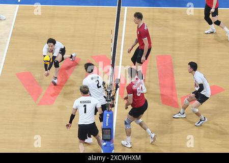 Pasay City, Philippinen. Juni 2024. Ran Takahashi [12, weiß] aus Japan zeigt den Ball während ihres VNL-Spiels auf die kanadischen Spieler. (Foto: Dennis Jerome Acosta/Pacific Press) Credit: Pacific Press Media Production Corp./Alamy Live News Stockfoto