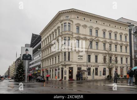 Berlin, Deutschland - 19. Dezember 2023 - Checkpoint charlie (Checkpoint C) mit weihnachtsbaum mit ukrainischer Flagge war der berühmteste Grenzübergang zwischen den beiden Stockfoto