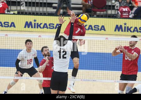 Pasay City, Metro Manila, Philippinen. Juni 2024. Pearson Eshenko [1, Rot] aus Kanada spitzt den Ball über den japanischen Takahashi [12, weiß]. (Kreditbild: © Dennis Jerome Acosta/Pacific Press via ZUMA Press Wire) NUR REDAKTIONELLE VERWENDUNG! Nicht für kommerzielle ZWECKE! Stockfoto