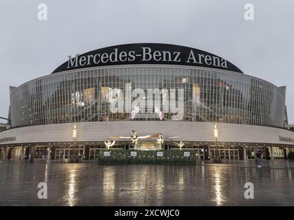 Berlin, Deutschland - 19. Dezember 2023 - die Mehrzweckhalle der UBER Arena (ehemals Mercedes Benz Arena) im Stadtteil Friedrichshain. Es hält im Stockfoto