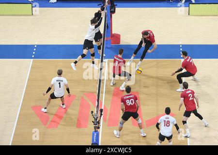 Pasay City, Metro Manila, Philippinen. Juni 2024. Kanadische [Rote} Spieler versuchen, den Ball während ihres VNL-Spiels gegen Japan zu retten. (Kreditbild: © Dennis Jerome Acosta/Pacific Press via ZUMA Press Wire) NUR REDAKTIONELLE VERWENDUNG! Nicht für kommerzielle ZWECKE! Stockfoto