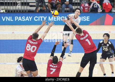 Pasay City, Metro Manila, Philippinen. Juni 2024. Ran Takahashi [12, White] aus Japan übertrifft drei kanadische Spieler während ihres VNL-Spiels. (Kreditbild: © Dennis Jerome Acosta/Pacific Press via ZUMA Press Wire) NUR REDAKTIONELLE VERWENDUNG! Nicht für kommerzielle ZWECKE! Stockfoto