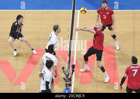 Pasay City, Metro Manila, Philippinen. Juni 2024. Pearson Eshenko [1, Rot] aus Kanada wirft den Ball auf mehrere japanische Spieler. (Kreditbild: © Dennis Jerome Acosta/Pacific Press via ZUMA Press Wire) NUR REDAKTIONELLE VERWENDUNG! Nicht für kommerzielle ZWECKE! Stockfoto