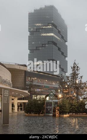 Berlin, Deutschland - 19. Dezember 2023 - Außenansicht der East Side Mall mit RAND East Side Berlin oder Skyscraper Center (Amazon Tower) und SK Stockfoto