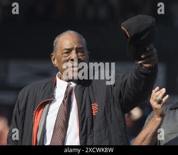 San Francisco, Usa. August 2018. Auf diesem Aktenfoto legt Willie Mays, Spieler der Hall of Fame San Francisco Giants, seine Kappe während einer Zeremonie, um Giant Barry Bonds Nummer 25 in San Francisco am 11. August 2018 in den Ruhestand zu bringen. Willie Mays starb am 18. Juni 2024 im Alter von 93 Jahren. Foto: Terry Schmitt/UPI Credit: UPI/Alamy Live News Stockfoto