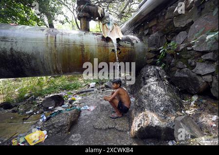 NEW DELHI, INDIEN – 18. JUNI: Eine Wasserpipeline des Delhi JAL Board wurde am 18. Juni 2024 in Chirag Dilli in New Delhi, Indien, durch Wasserkrisen geplatzt. (Foto: Sanjeev Verma/Hindustan Times/SIPA USA) Stockfoto