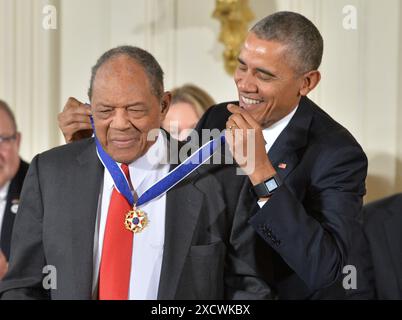 Washington, Usa. November 2015. Auf diesem Aktenfoto vergibt Präsident Barack Obama die Medal of Freedom an den Baseballspieler Willie Mays während einer Zeremonie im Weißen Haus in Washington, DC, am 24. November 2015. Willie Mays starb am 18. Juni 2024 im Alter von 93 Jahren. Foto: Kevin Dietsch/UPI Credit: UPI/Alamy Live News Stockfoto