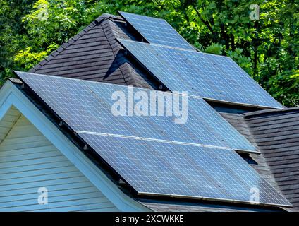 Solarpaneele auf einem hoch geneigten Dach mit mehreren Seiten. Stockfoto