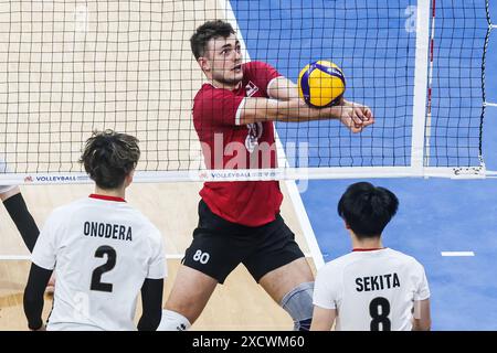 Pasay City, Philippinen. Juni 2024. Eric Loeppky (C) aus Kanada wirft den Ball während des Spiels zwischen Kanada und Japan in der Men's Volleyball Nations League (VNL) 2024 in Pasay City, den Philippinen, am 18. Juni 2024 aus. Quelle: Rouelle Umali/Xinhua/Alamy Live News Stockfoto