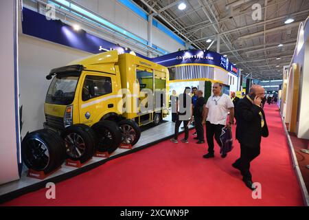 Teheran, Iran. Juni 2024. Besucher besuchen die 19. Internationale Ausstellung für Autoteile im Iran in Teheran am 18. Juni 2024. Die Ausstellung begann am Dienstag in Teheran. Quelle: Shadati/Xinhua/Alamy Live News Stockfoto