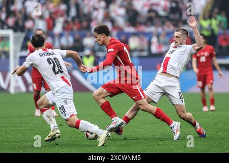 Dortmund. Juni 2024. Kenan Yildiz (C) von T¨¹rkiye bricht beim Gruppenspiel der UEFA Euro 2024 zwischen T¨¹rkiye und Georgien am 18. Juni 2024 in Dortmund durch. Quelle: Pan Yulong/Xinhua/Alamy Live News Stockfoto