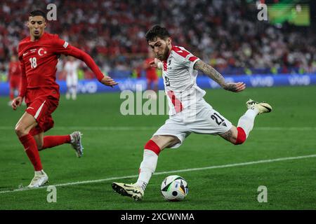 Dortmund. Juni 2024. Giorgi Tsitaishvili (R) aus Georgien schießt am 18. Juni 2024 beim Gruppenspiel der UEFA Euro 2024 zwischen T¨¹rkiye und Georgien in Dortmund. Quelle: Pan Yulong/Xinhua/Alamy Live News Stockfoto