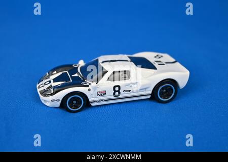 Hot WHEELS Ford GT40 in weiß mit schwarzer Motorhaube – Wales, Großbritannien – 15. Juni 2024 Stockfoto